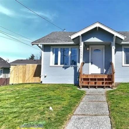 Buy this 2 bed house on 2231 Monroe Avenue in Everett, WA 98203
