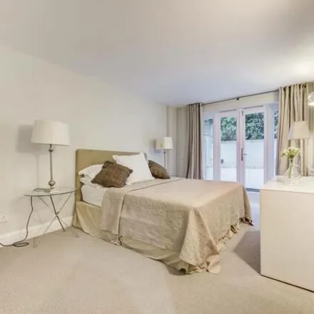 Image 2 - 39 Earl's Court Square, London, SW5 9BY, United Kingdom - Apartment for sale