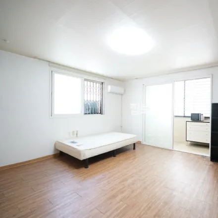 Rent this studio apartment on 서울특별시 강남구 역삼동 690-23
