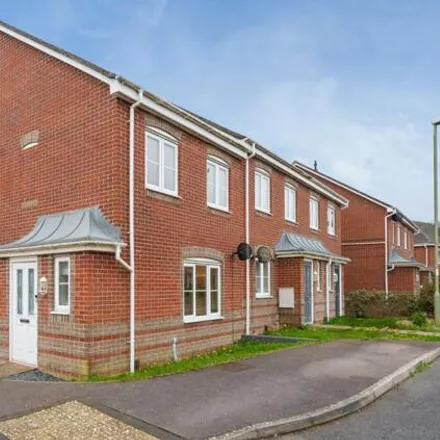 Buy this 2 bed house on Dorset Crescent in Basingstoke, RG22 5EP