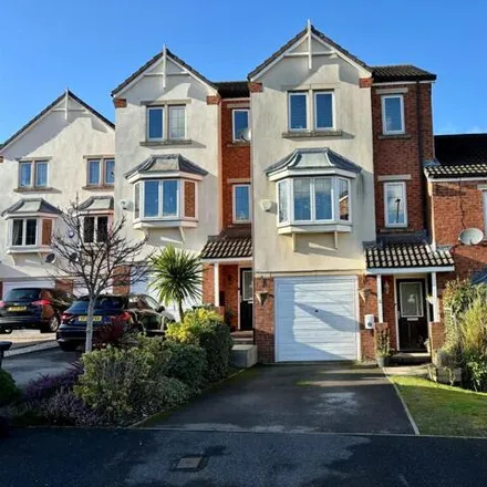Buy this 3 bed townhouse on Fielding Way in Churwell, LS27 9AB