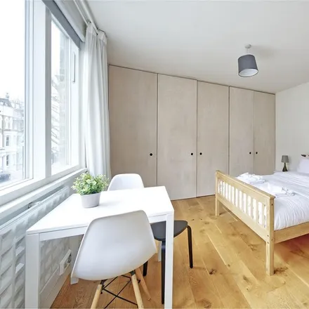 Rent this studio apartment on 6 Cornwall Crescent in London, W11 1PH