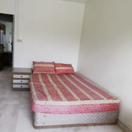 Rent this 3 bed apartment on Blk 424 in Bukit Panjang Park Connector, Segar Vale