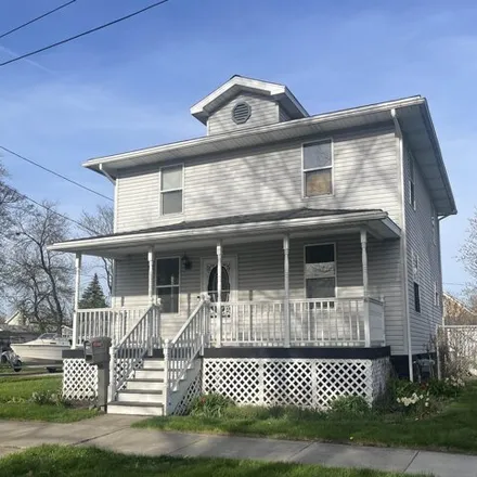 Buy this 3 bed house on 1422 15th Street in Bay City, MI 48708