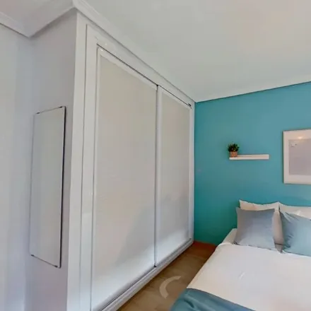 Rent this 6 bed room on Elegance in Calle de San Julián, 28801 Alcalá de Henares