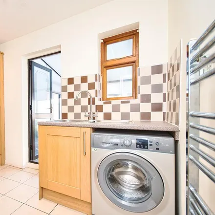 Image 2 - 51 Alfred's Gardens, London, IG11 7XW, United Kingdom - Townhouse for rent