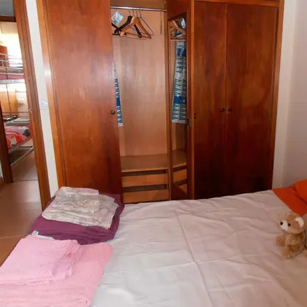 Rent this 3 bed room on Calle del Arroyo de las Pilillas in 47, 28030 Madrid