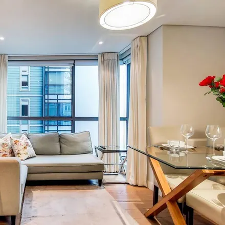 Rent this 3 bed apartment on 3 Merchant Square in London, W2 1AS