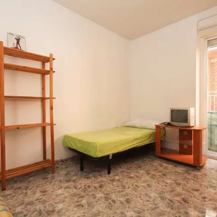 Image 2 - Esmeralda, Calle Cruz, 18002 Granada, Spain - Apartment for rent
