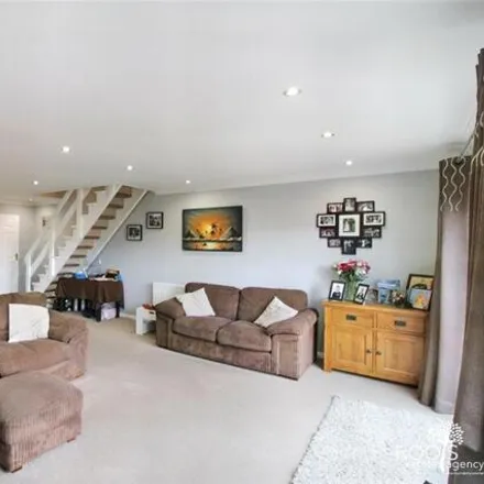 Image 9 - Coombe Court, Thatcham, RG19 4LT, United Kingdom - Townhouse for sale