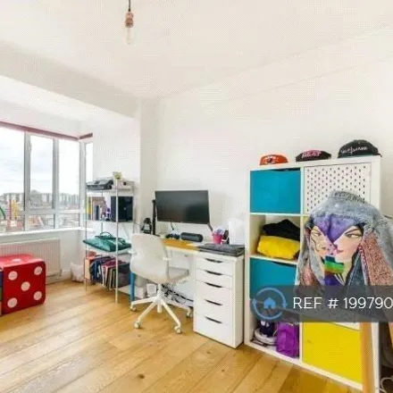 Image 6 - Ormsby House, The Avenue, London, W4 1HR, United Kingdom - Apartment for rent