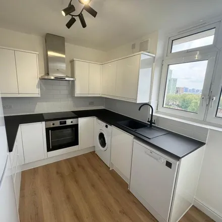 Image 2 - Ballinger Point, Bromley High Street, Bromley-by-Bow, London, E3 3EH, United Kingdom - Apartment for rent