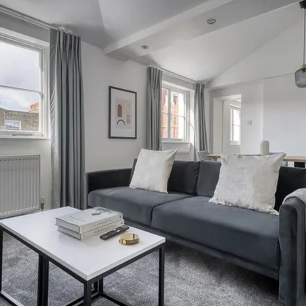 Rent this 3 bed apartment on 30 Upper Montagu Street in London, W1H 1LJ