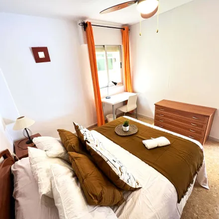 Rent this 5 bed room on Carrer de Josep Ballester in 59, 46022 Valencia