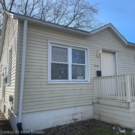 Buy this 2 bed house on 1539 Huron Street in Flint, MI 48507