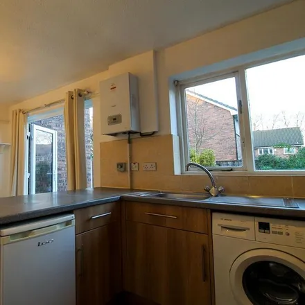 Image 5 - Redshaw Close, Manchester, M14 6JB, United Kingdom - House for rent