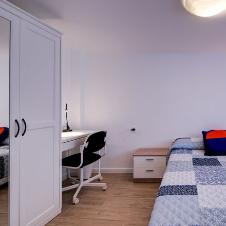 Rent this 3 bed room on C. de Cantín y Gamboa in Zaragoza, España