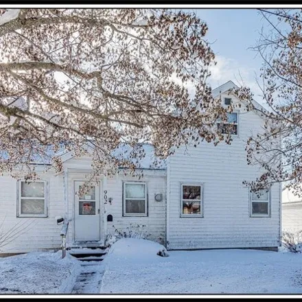 Buy this 3 bed house on 924 West Waupaca Street in New London, WI 54961
