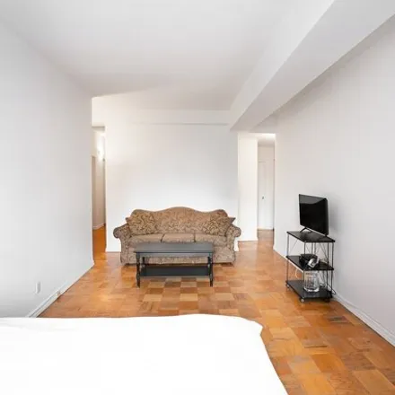 Image 2 - Crumbl Cookies, 1193 3rd Avenue, New York, NY 10022, USA - House for rent