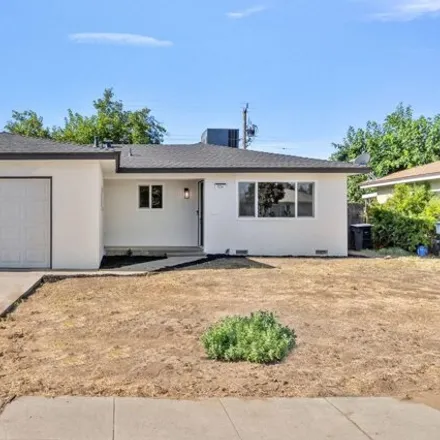 Buy this 3 bed house on 934 W Alamos Ave in Clovis, California