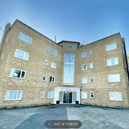 Rent this 2 bed apartment on Dale Avenue in Heswall, CH60 7TA
