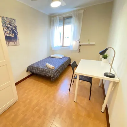 Rent this 5 bed room on Avenida de la Albufera in 100, 28053 Madrid