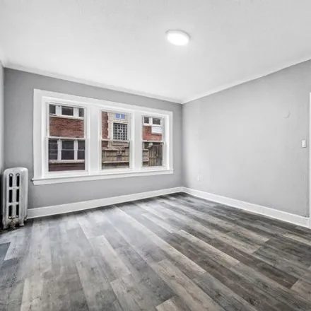 Image 4 - 6715-6733 South Paxton Avenue, Chicago, IL 60617, USA - Apartment for rent