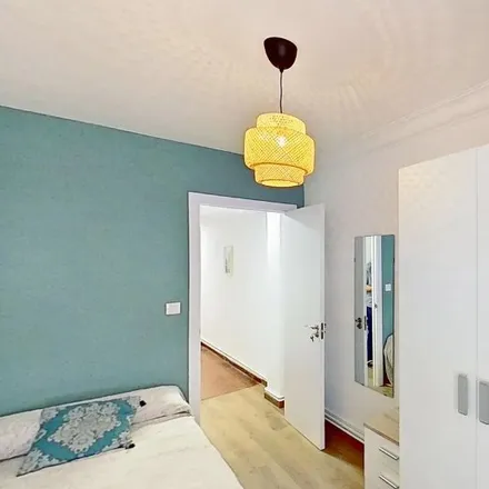 Rent this 4 bed room on Calle de Domingo Ram in 72, 50017 Zaragoza