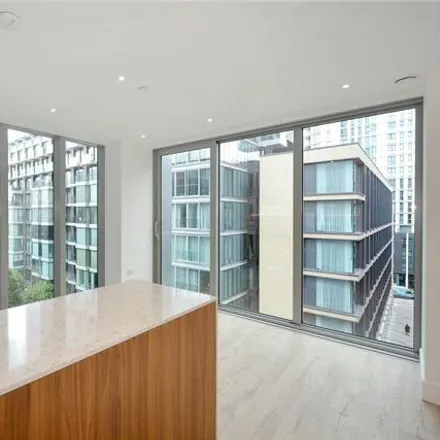 Image 1 - Cassia House, Piazza Walk, London, E1 8FU, United Kingdom - Loft for rent