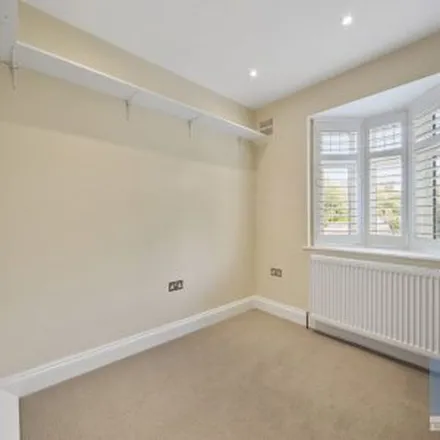 Rent this 5 bed duplex on Argyle Road in London, N12 7HS