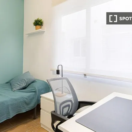 Rent this 6 bed room on carrer Poeta Miguel Hernàndez in 87, 03205 Elx / Elche
