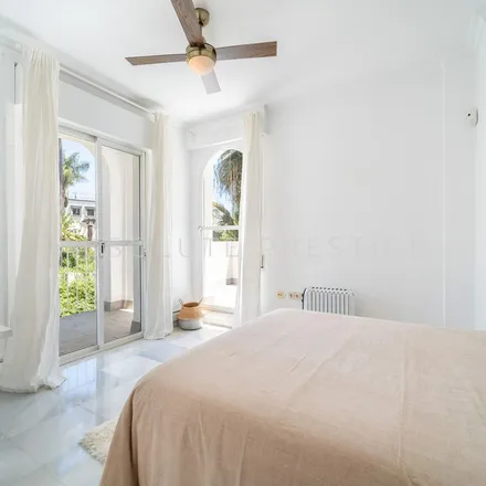 Rent this 4 bed apartment on Farmacia Francisco Barrera Ortiz in Avenida de Andalucía, 1
