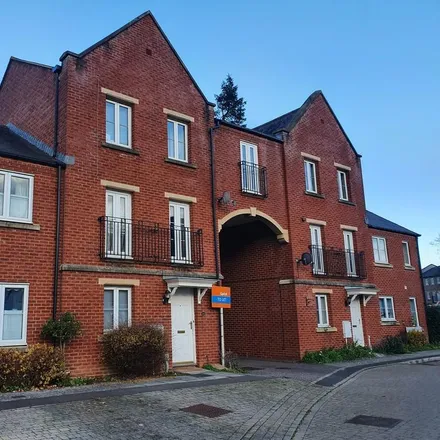 Rent this 6 bed townhouse on 39 Fleming Way in Exeter, EX2 4TP