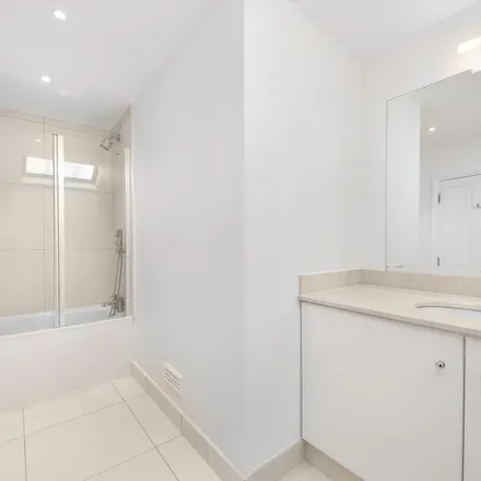 Rent this 3 bed apartment on 173a Pavilion Road in London, SW1X 0BP