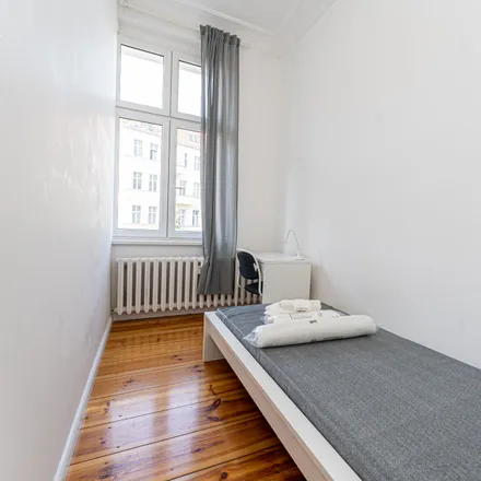 Rent this 4 bed room on Boxi Spätshop in Boxhagener Straße, 10245 Berlin