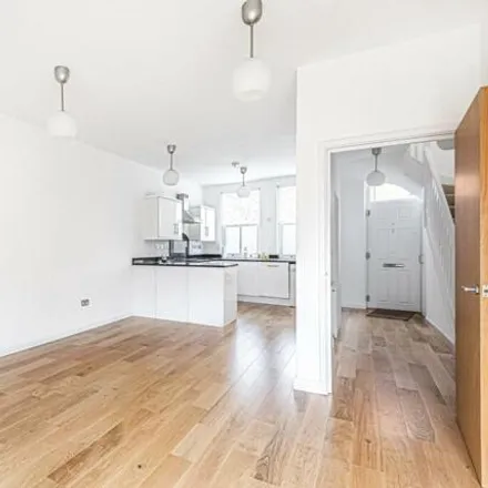 Image 3 - Mulberry Court, St. George in the East, London, E1 0EW, United Kingdom - Townhouse for rent