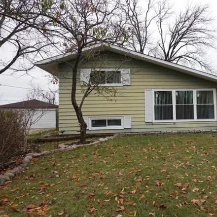 Rent this 4 bed house on 924 Stratford Ln in Mundelein, Illinois