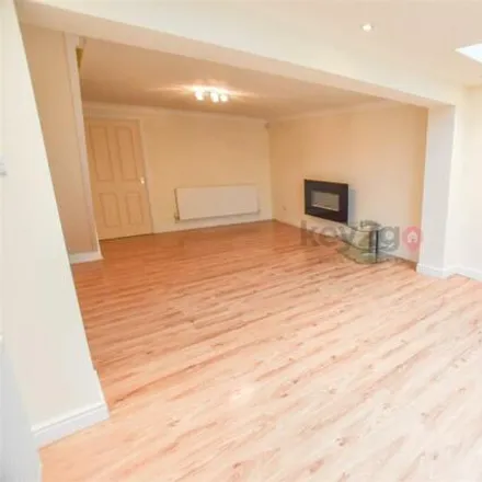 Image 4 - Deepwell View, Sheffield, S20 4SP, United Kingdom - Townhouse for rent