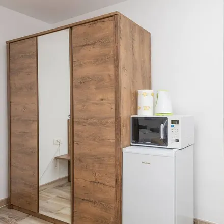 Rent this studio apartment on 20343 Grad Ploče