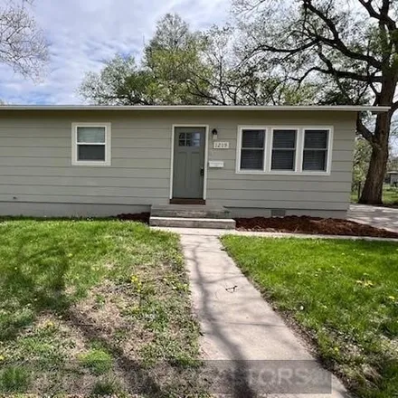 Buy this 3 bed house on 1214 North Vine Street in Grand Island, NE 68801