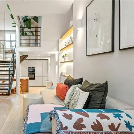 Rent this 3 bed townhouse on Padbury Court in Spitalfields, London