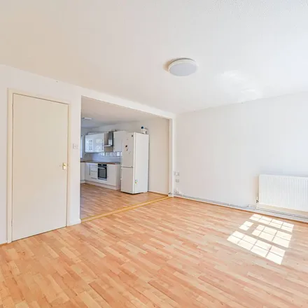 Rent this 3 bed apartment on 336 Grove Road in Lonesome, London