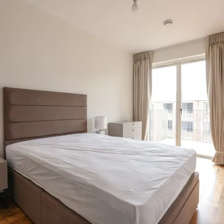 Rent this 3 bed apartment on Osmani Primary School in Vallance Road, London