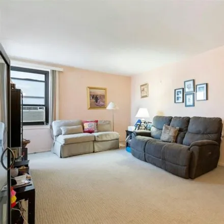 Image 4 - 32-25 90th Street, New York, NY 11369, USA - Apartment for sale