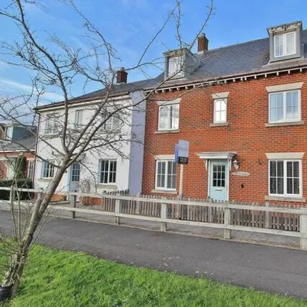 Buy this 6 bed townhouse on Forest Road in Denmead, PO7 6UE
