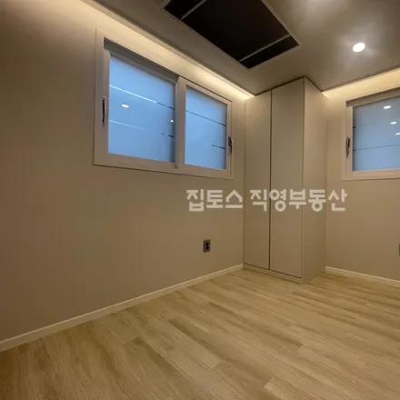 Rent this studio apartment on 서울특별시 마포구 망원동 425-12