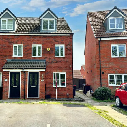 Buy this 3 bed townhouse on Lightning Grove in Hucknall, NG15 6WP