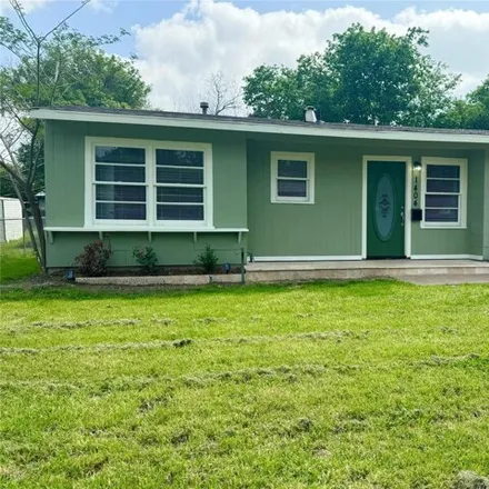 Buy this studio house on 1404 Beaumont Street in Fort Worth, TX 76106