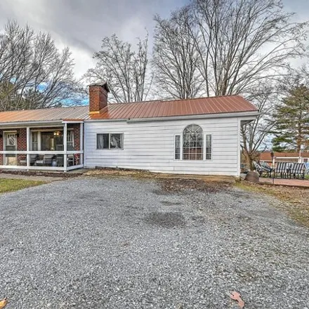 Image 4 - 2138 Old Lewis Road, Pine Crest, Johnson City, TN 37601, USA - House for sale