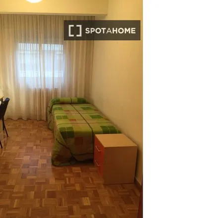 Rent this 3 bed room on L´Atelier in Calle de San Blas, 14